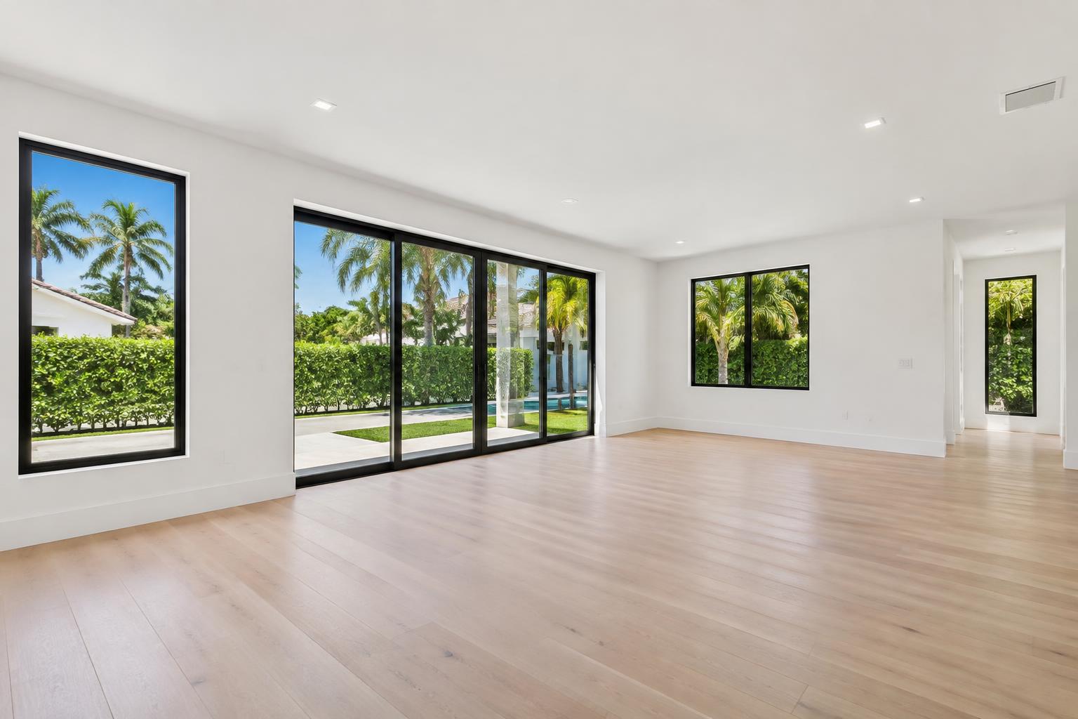 Vacant living room before virtual staging